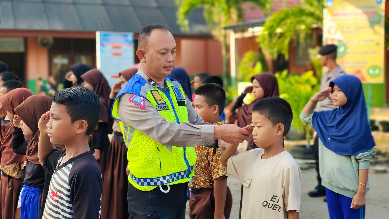 Edukasi Sejak Usia Dini, Satlantas Polres Bangka Giat POCIL di SDN 13 Sungailiat