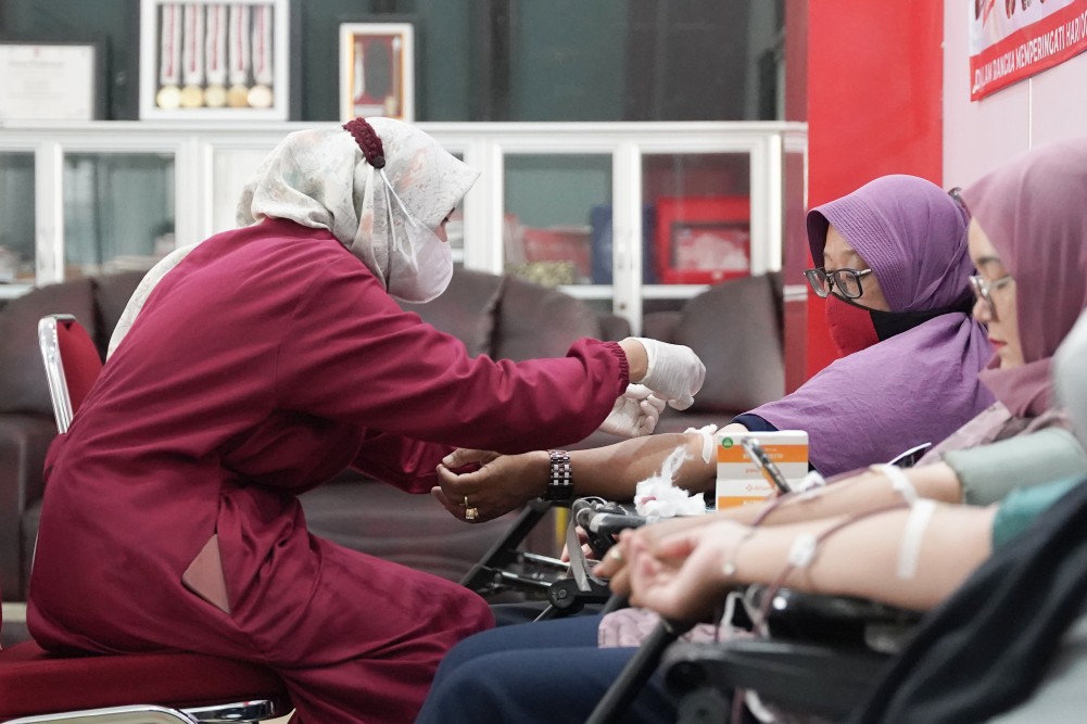 Peringati Hari Donor Darah Sedunia, PT Timah Tbk Serahkan Ratusan Karung Beras ke PMI Bangka Belitung untuk Tetali Batin Bagi Pendonor