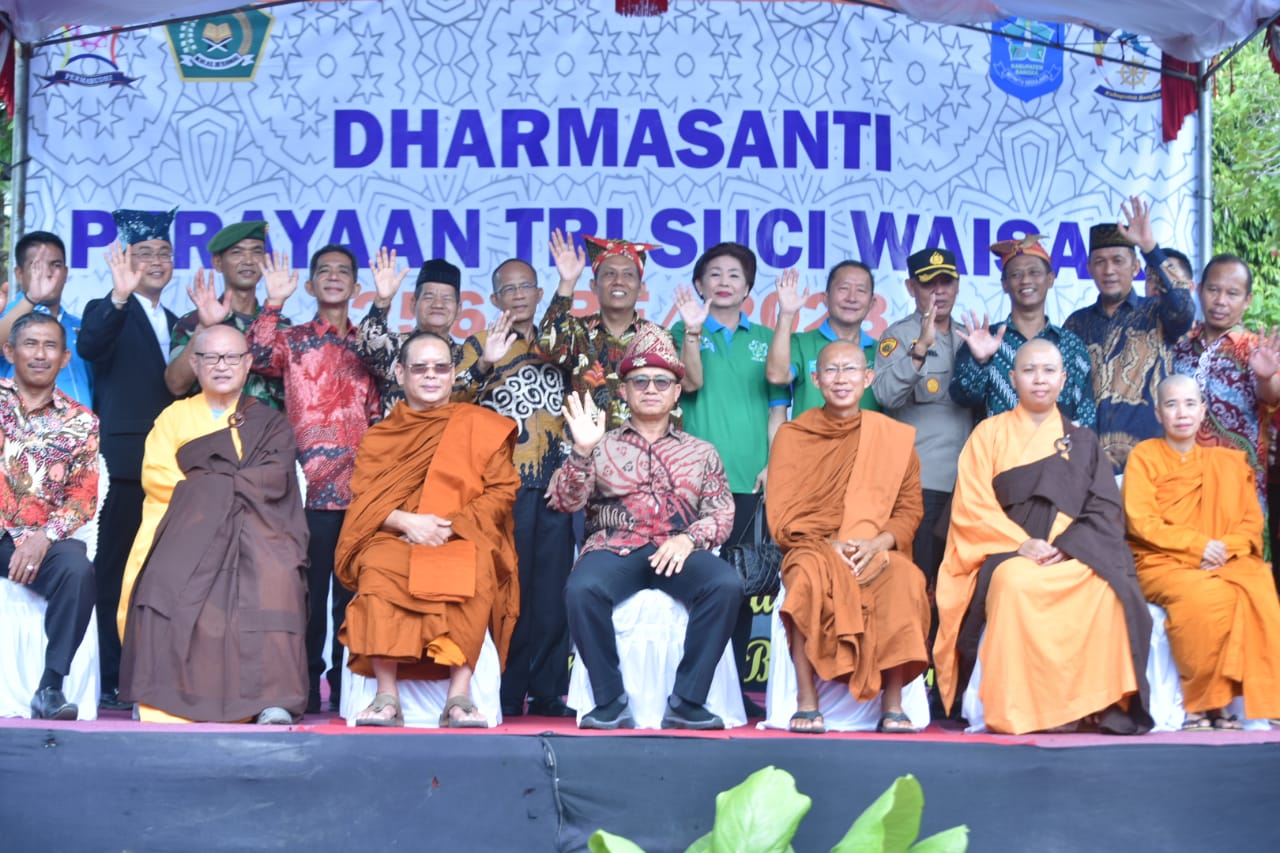 Wabup Bangka Hadiri Perayaan Waisak 2567 BE Di Vihara Budhis Svakha Tunghin