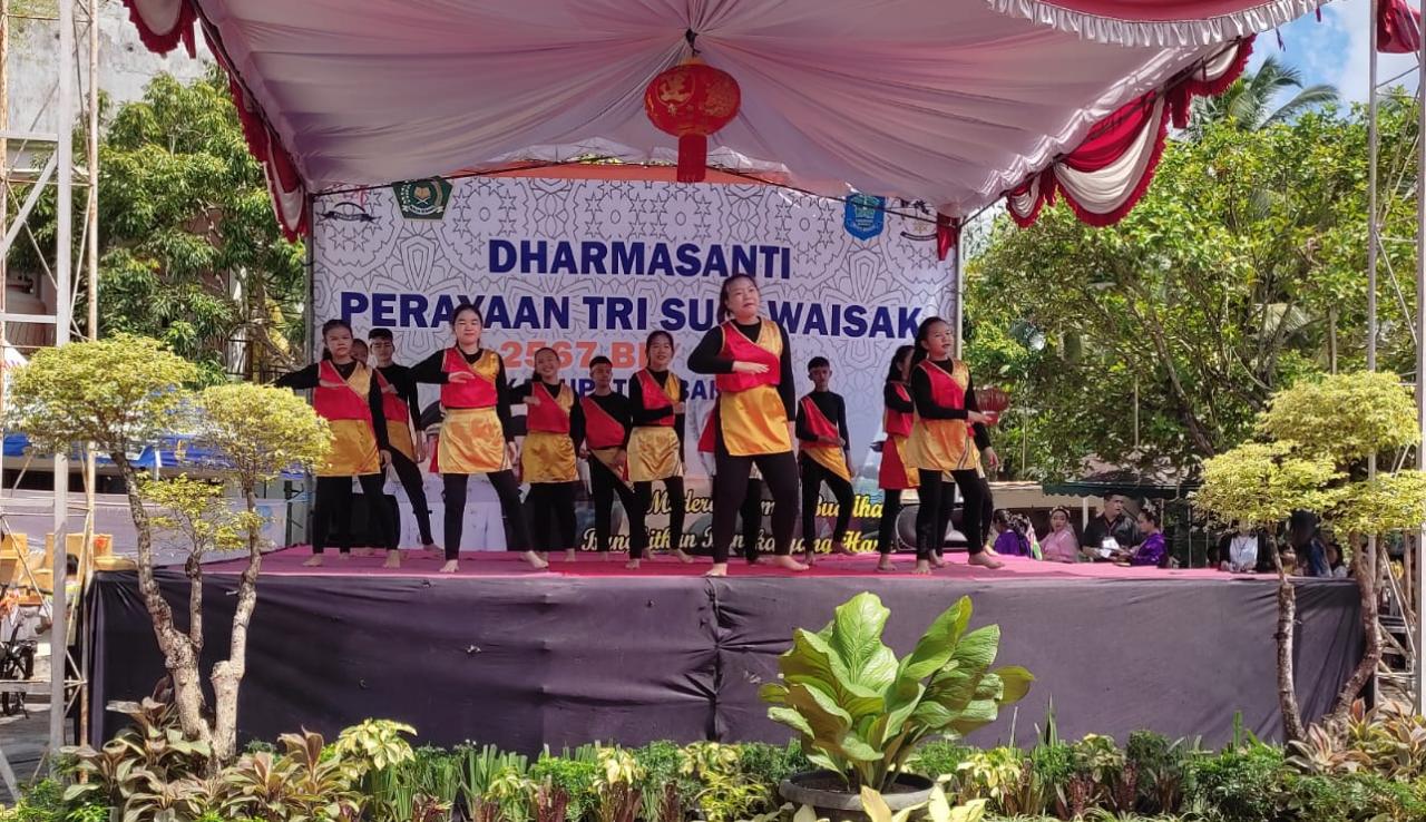 15 Muda Mudi SMB Turut Meriahkan Perayaan Dharmasanti Waisak 2567 BE di Vihara Buddhis Svakha