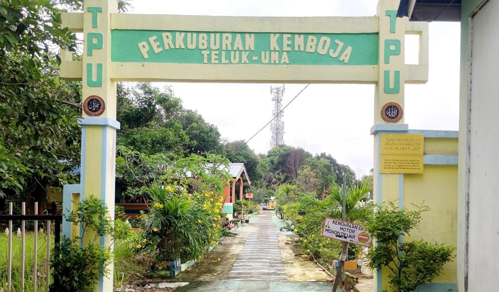 PT Timah Tbk Bantu Pembangunan Pagar Pemakaman Kamboja Teluk Uma
