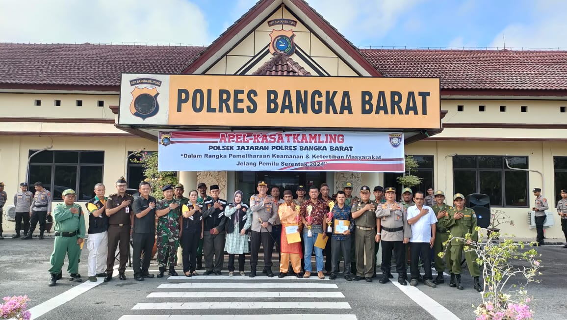 Kapolres Bangka Barat Bagikan Hadiah Kepada Pemenang Lomba Sat Kamling Tahun 2023