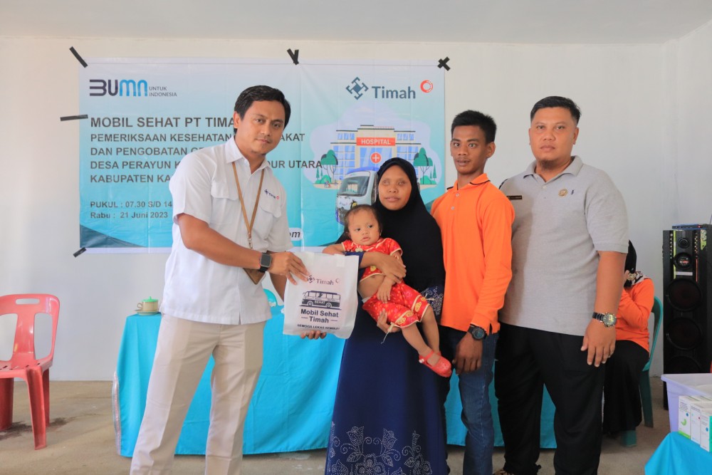 Mobil Sehat PT Timah Tbk Berikan Pelayanan Kesehatan Gratis dan Berikan Makanan Tambahan untuk Balita