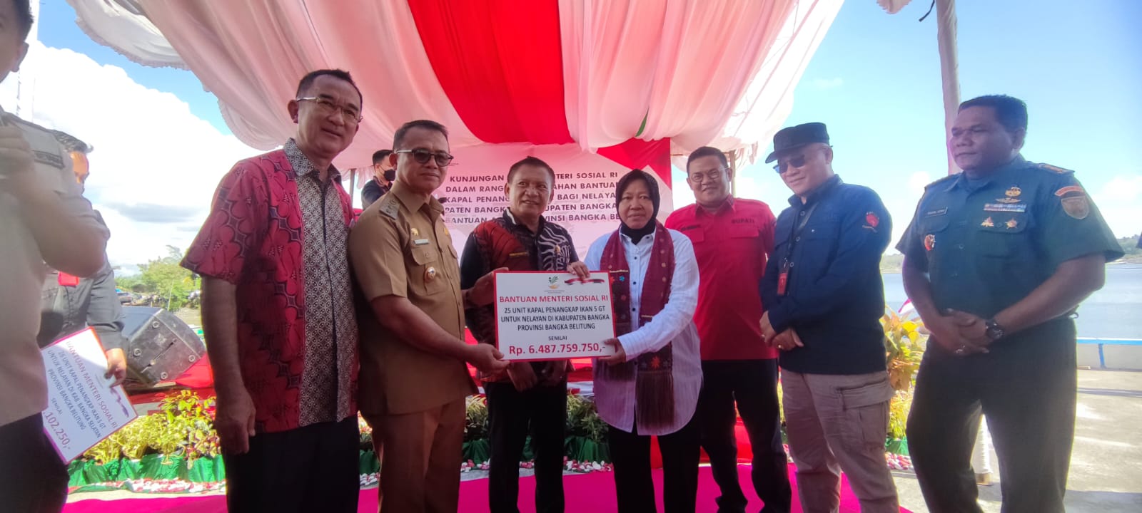 Hadir di Pulau Bangka, Mensos RI Tri Risma Harini Serahkan Bantuan 51 Unit Kapal