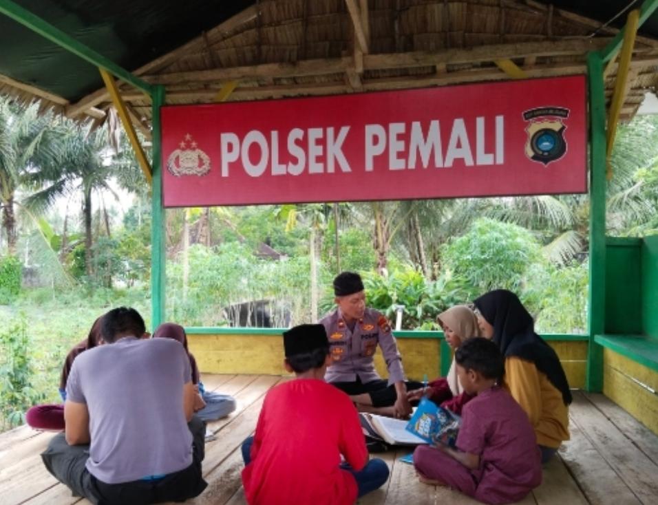 Kisah Kapolsek Pemali : Pagi Mengabdi, Sore Jadi Guru Ngaji