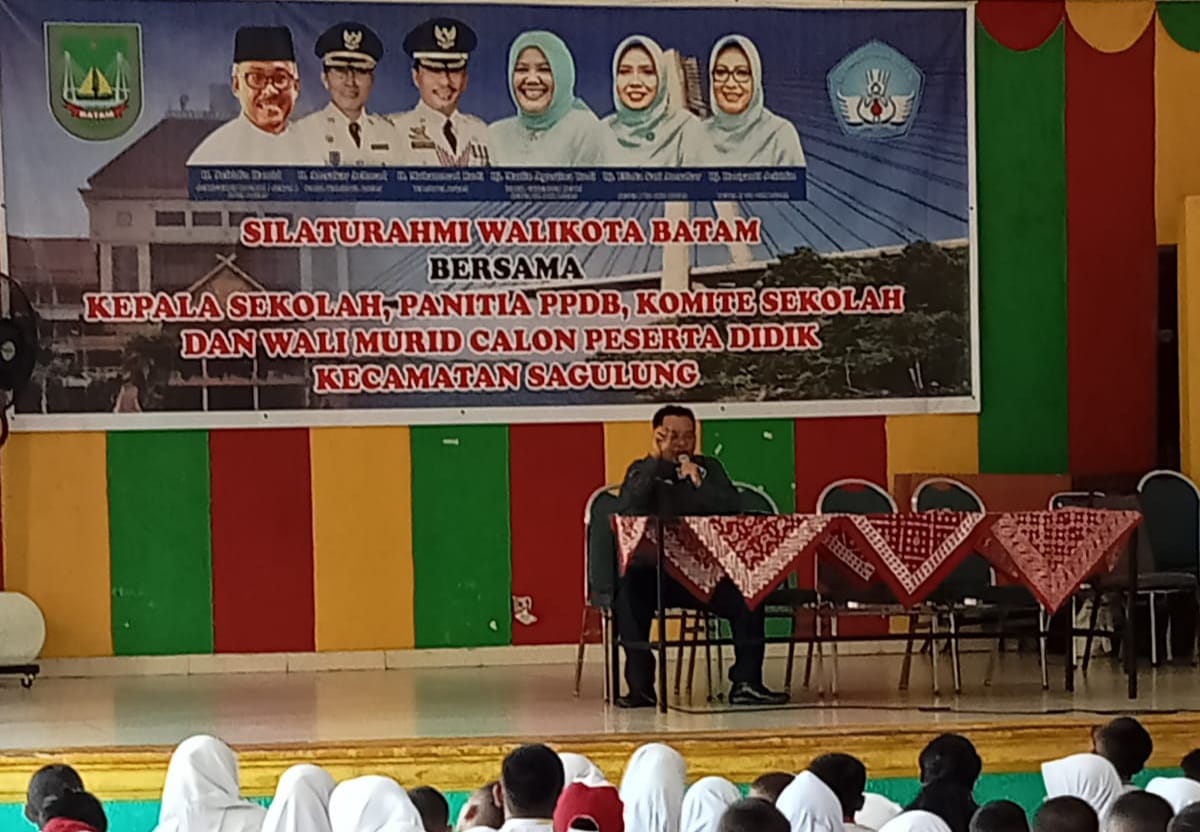 Ketua PJS Kota Batam Paparkan Etika Komunikasi di MPLS SMP Negeri 9 Batam