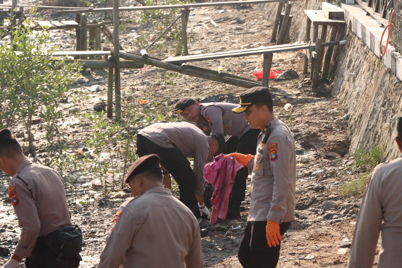 Ajak Masyarakat Jaga Kebersihan, Polres Bangka Lakukan Bersih-bersih di Kampung Natak