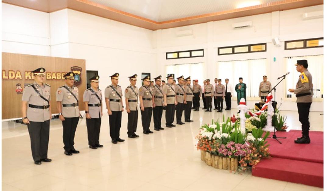 Kapolres Bangka Barat Resmi Berganti, AKBP Ade Zamrah Gantikan AKBP Catur Prasetiyo BANGKA, BNBABEL.COM - Kepala Kepolisian Resor (Kapolres) Bangka Barat resmi berganti usai dilaksanakan serah terima jabatan (Sertijab) di Gedung Tribrata Polda Bangka Belitung, Kamis 13 Juli 2023. Serah terima jabatan ini dipimpin langsung Kapolda Bangka Belitung, Irjen Pol Drs Yan Sultra yang turut dihadiri Wakapolda Bangka Belitung, Brigjen Pol Drs Sugeng Suprijanto serta para pejabat Utama. Dalam sertijab tersebut, ada 4 Pejabat Utama Polda dan Satu Kapolres yang menjalani prosesi Sertijab yakni Karo Ops, Karo Rena, Karo SDM, Kabid Keuangan. Untuk Kapolres yakni Kapolres Bangka Barat. Sementara itu, usai kegiatan sertijab, Pejabat Lama Kapolres Bangka Barat, AKBP Catur Prasetiyo, S.I.K mengucapkan terima kasih sebesar besarnya kepada seluruh komponen masyarakat yang ada di wilayah Bangka Barat mulai dari Forkompimda, stakeholder terkait dan seluruh masyarakat terutama seluruh anggota di Bangka Barat. "Saya ucapkan terima kasih selama satu tahun saya menjabat sebagai Kapolres, banyak hal yang luar biasa di ciptakan di sana kita sama sama menjaga kesusksesan keberhasilan selama bertugas baik di polres maupun kabupaten Bangka Barat," ungkap AKBP Catur. “Saya berharap hubungan yang sudah kita jalani selama ini bisa kita teruskan, kami masih di Polda di Bangka Belitung dan kami siap bersilaturahmi kapan saja," tambahnya. (Ibnu)