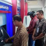 Beri Contoh Masyarakat, Wabup Bangka Bayar Pajak PBB-P2 Melalui ATM Bank Sumsel Babel