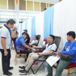 PT Timah Tbk Gelar Donor Darah di Pangkal Pinang, Sebanyak 85 Kantong Darah Terkumpul PANGKAL PINANG, BNBABEL.COM — Donor darah dalam rangka Bulan Bakti PT Timah Tbk yang dilaksanakan di Graha Timah disambut antusias oleh masyarakat dan karyawan PT Timah Tbk, Sabtu (22/7/2023). Sebanyak 85 kantong darah terkumpul dalam kegiatan bulan bakti dalam rangka menyambut HUT ke-47 PT Timah Tbk ini. PT Timah Tbk berkolaborasi dengan Unit Donor Darah (UDD) PMI Kota Pangkal Pinang dalam melaksanakan kegiatan ini. Donor darah ini diikuti masyarakat umum, karyawan PT Timah Tbk dan instansi pemerintahan. Bersamaan dengan donor darah, dilaksanakan juga kegiatan khitanan massal yang diikuti ratusan peserta. Direktur Utama PT Timah Tbk, Ahmad Dani Virsal melihat dan berbincang langsung dengan para peserta donor darah. "Terima kasih bagi yang sudah mendonorkan darah. Dukungan dari tenaga medis serta PMI. Darah sudah jadi kebutuhan primer bagi kita semua. Kadang di PMI sering kekurangan donor darah. Saya sering terima WA yang menyatakan butuh darah. Bahkan golongan darah tertentu ada yang sulit untuk didapatkan," katanya. "Mudah-mudahan yang telah kita sumbangkan akan mendapatkan ganjaran dari Allah," sambung dirut. Salah satu peserta donor darah Muhammad Ramadan Ramadhan (51) mengatakan dirinya sengaja datang untuk mendonorkan darah. "Memang sudah waktunya donor darah, biasanya saya ke PMI. Hari ini dapat informasi ada donor darah di PT Timah. Jadi saya langsung ke sini dan sudah donor darah," katanya. Menurutnya, dengan mengikuti donor darah selain dapat membantu sesama juga untuk menjaga kesehatan. "Donor darah kita menolong sesama dan melakukan aksi kemanusiaan. Selain itu untuk menjaga kesehatan tubuh kita agar lebih bugar lagi," katanya. Ia berharap, PT Timah Tbk rutin melaksanakan kegiatan seperti ini karena kebutuhan darah yang terus meningkat. Senada, salah satu Karyawan PT Timah Tbk Guntur Avriyandi mengatakan, dirinya memang rutin melaksanakan donor darah dalam rangka Bulan Bakti PT Timah Tbk. Menurutnya, dengan adanya kegiatan donor darah ini merupakan bentuk komitmen PT Timah Tbk untuk berkontribusi bagi masyarakat. Apalagi kebutuhan darah saat ini terus bertambah. "Donor darah ini penting untuk membantu sesama. Darah ini kan memang sangat dibutuhkan apalagi untuk pasien dengan penyakit-penyakit tertentu yang rutin harus mendapatkan darah," katanya. Ia berharap, PT Timah Tbk juga akan semakin rutin melaksanakan donor darah. Karena ini adalah bentuk langkah konkrit perusahaan untuk membantu sesama. Sementara itu, Tim Administrasi UDD PMI Pangkalpinang Restenti mengatakan, PT Timah Tbk dan PMI Pangkal Pinang telah lama berkolaborasi dalam melaksanakan aksi donor darah. "PT Timah dan PMI Pangkal Pinang kerap berkolaborasi melaksanakan donor darah. Dan setiap donor darah dalam bulan bakti PT Timah ini pesertanya selalu antusias," katanya. Menurutnya, peserta donor darah tidak hanya dari karyawan PT Timah Tbk, tapi juga mitra PT Timah Tbk, masyarakat umum dan orang tua dari para peserta khitanan massal. "Tahun ini terbilang antusias, karena kalau PT Timah mengadakan pesertanya selalu banyak. Dengan kegiatan ini juga untuk membantu kami dalam memenuhi kebutuhan darah. Dalam sehari kita butuh sekitar 40 kantong darah, hari terkumpul sebanyak 85 kantong darah," katanya. Ia berharap kolaborasi dengan PT Timah Tbk dapat terus berlanjut sehingga bisa membantu PMI Pangkalpinang dalam memenuhi kebutuhan darah. "Dengan donor darah massal ini juga bisa membantu kita untuk mengajak masyarakat agar ikut donor darah, karena biasanya kalau kegiatan seperti ini banyak yang ikut. Semoga PT Timah semakin rutin gelar donor darah," tandasnya. (Julian)