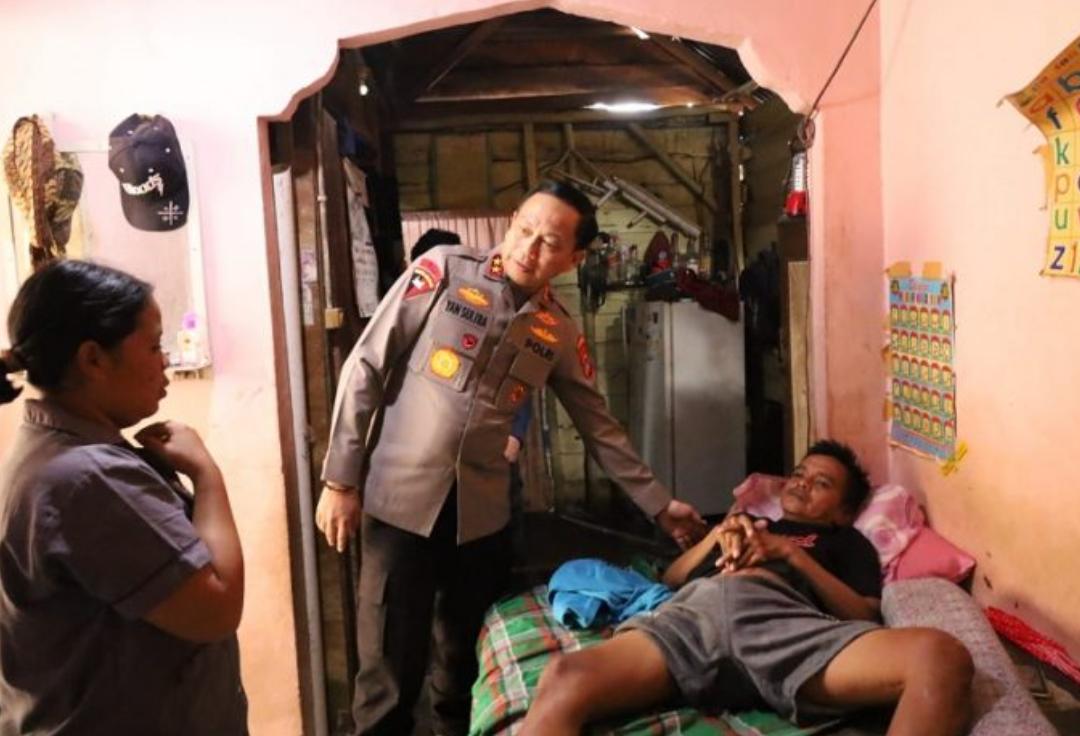 Kapolda Babel Berikan Bantuan Sosial Ke Ridwan Penderita Kanker Testis