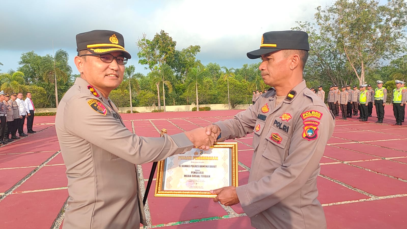 Kapolres Bangka Barat Berikan Penghargaan Kepada Personil Humas
