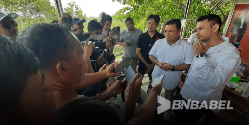 Babel Raffi Doorstop