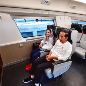 Sekretariat Kabinet Republik Indonesia | Naik Whoosh ke Bandung, Presiden dan Ibu Iriana akan Buka Piala Presiden 2024