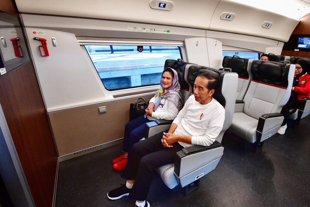 Sekretariat Kabinet Republik Indonesia | Naik Whoosh ke Bandung, Presiden dan Ibu Iriana akan Buka Piala Presiden 2024