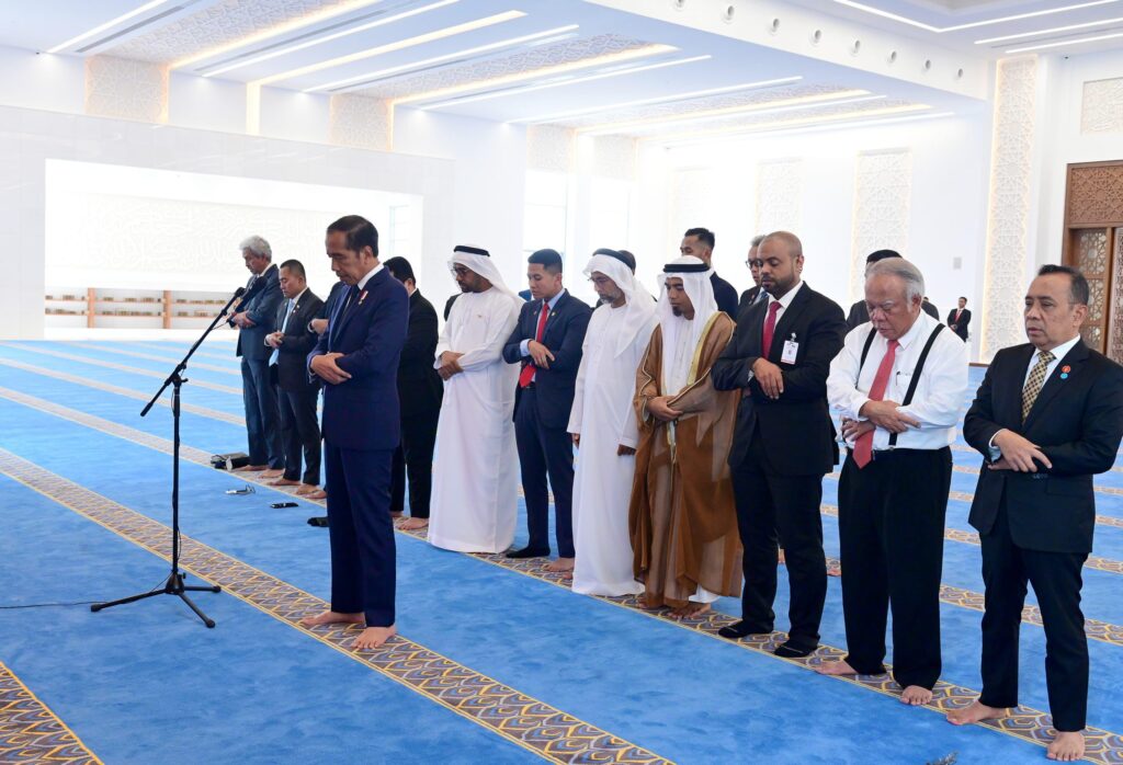 Sekretariat Kabinet Republik Indonesia | Presiden Jokowi Salat di Masjid Presiden Joko Widodo Abu Dhabi Presiden Jokowi Salat di Masjid Presiden Joko Widodo Abu Dhabi