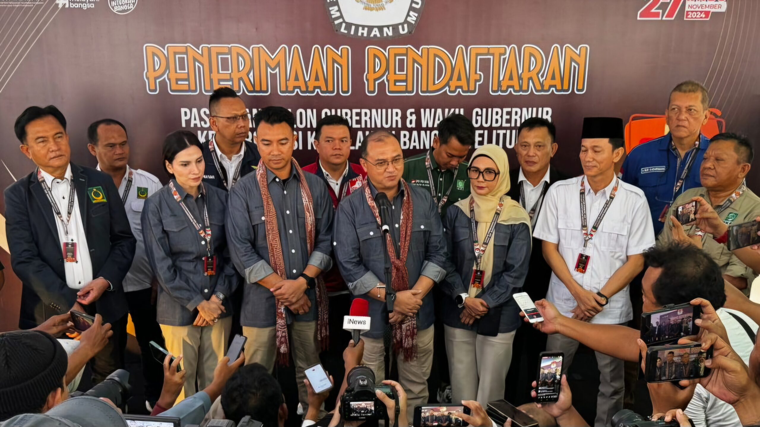 Yuzril Antar Anak dan Erzaldi Mendaftar Calon Gubernur ke KPU Bangka Belitung