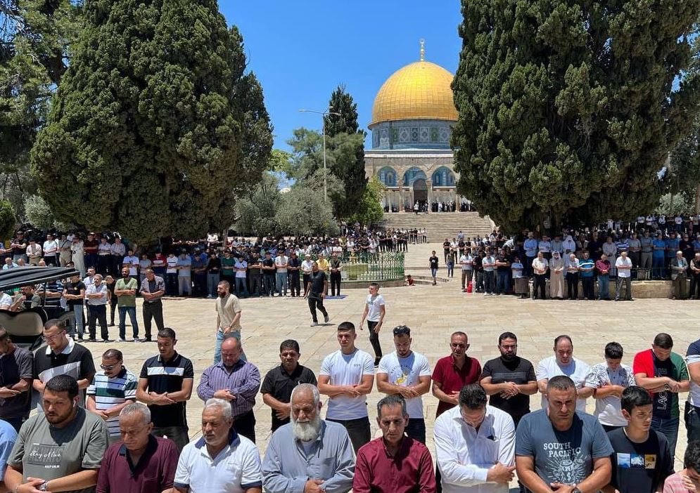 30.000 warga Palestina menghadiri salat Jumat di Masjid Aqsa