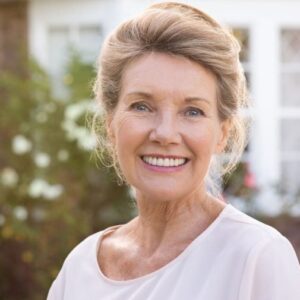 Wanita Tua Tersenyum Bahagia