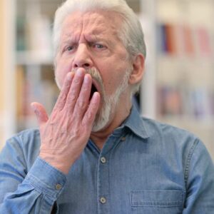 Pria Senior yang Mengantuk Lelah Menguap