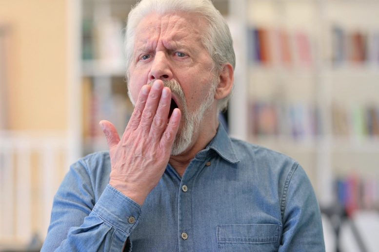 Pria Senior yang Mengantuk Lelah Menguap