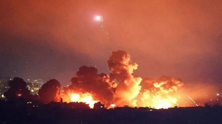 Israel melancarkan serangan kekerasan di pinggiran selatan Beirut, Hizbullah menyerang pangkalan militer dan pemukiman Israel