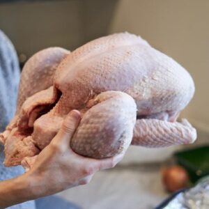 Memegang Kalkun Mentah