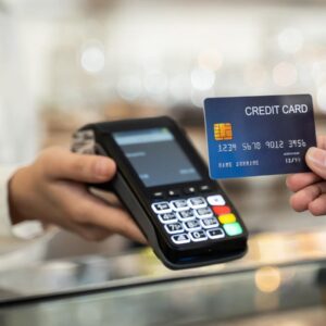 Pengecer Menaikkan Suku Bunga Kartu Mereka Sebelum Pemangkasan Fed