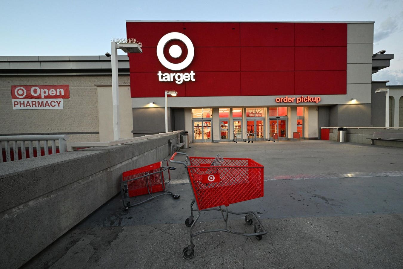 Target Saham Meluncur Saat Soft Update Menjelang Musim Liburan