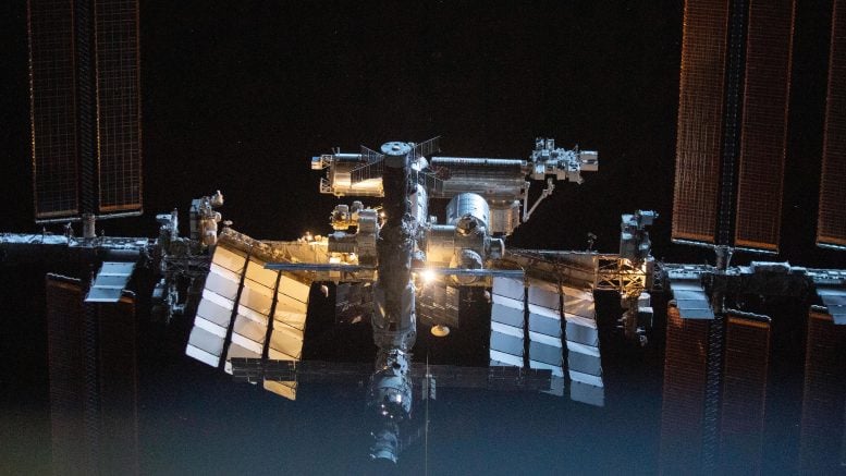 Stasiun Luar Angkasa Digambarkan Dari SpaceX Crew Dragon Crop