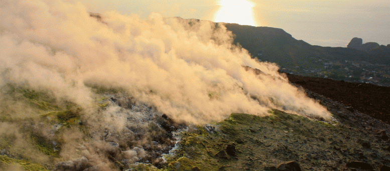 Solfatara di Pulau Gunung Berapi Dekat Pantai Sisilia