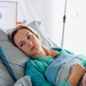 Tempat Tidur Sakit Wanita Muda