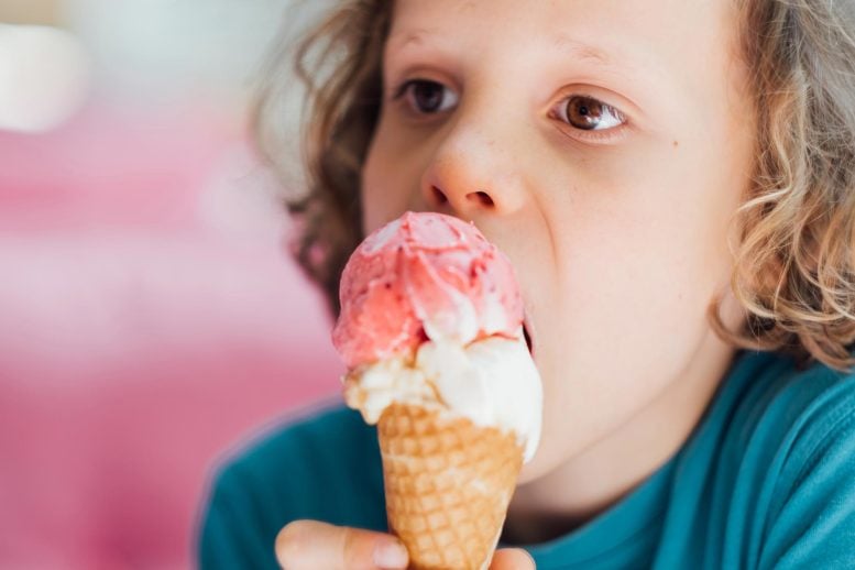 Anak Makan Es Krim Kerucut