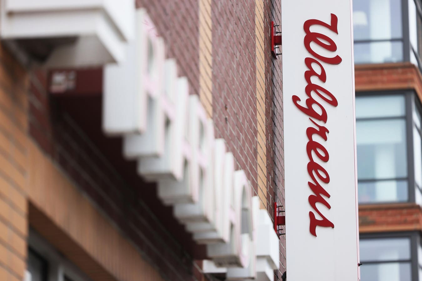 CEO Walgreens Mengisi Tim Eksekutif, Menjual Saham Lain di Distributor Seharga $992 Juta
