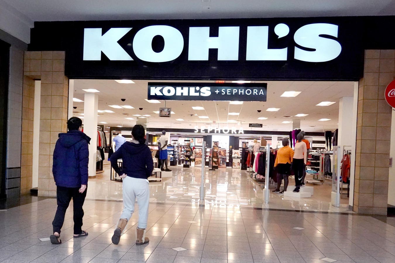 Kohl's Mengguncang Kepemimpinan Saat Pengecer Melaporkan Penurunan $37 Juta Pada Kuartal Ketiga Selama Tahun 2023