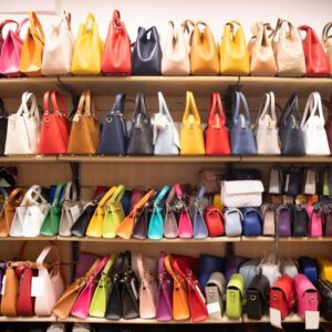 Mengapa Anda Kecil Kemungkinannya Membeli Hadiah Merek Mewah Musim Ini