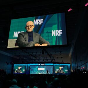 Berkembang Tapi Tetap Teguh Pada Akar Anda, Kata CEO Burberry