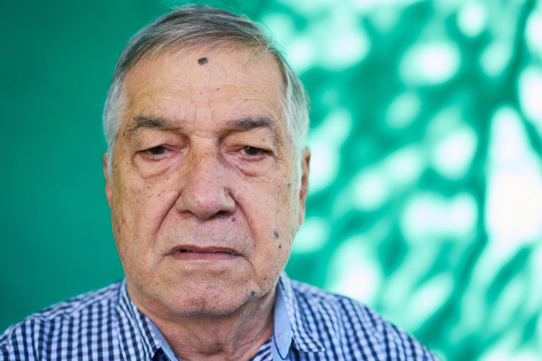 Pria Senior Latino Bingung