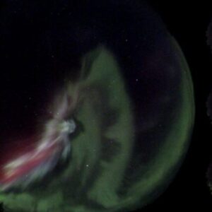 Aurora Borealis Dengan Emisi Kontinum Terstruktur