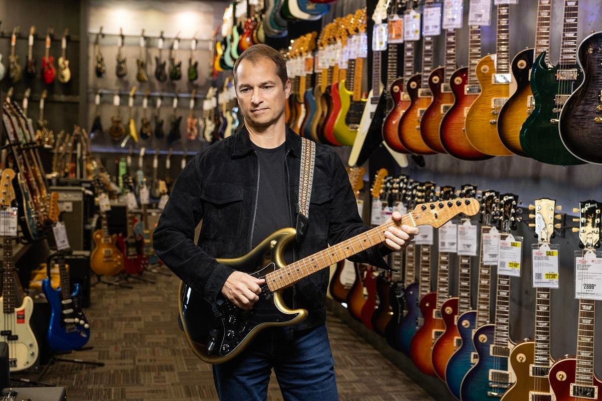 Pusat gitar naik di atas alat ritel alat musik ritel turun 3% pada tahun 2024