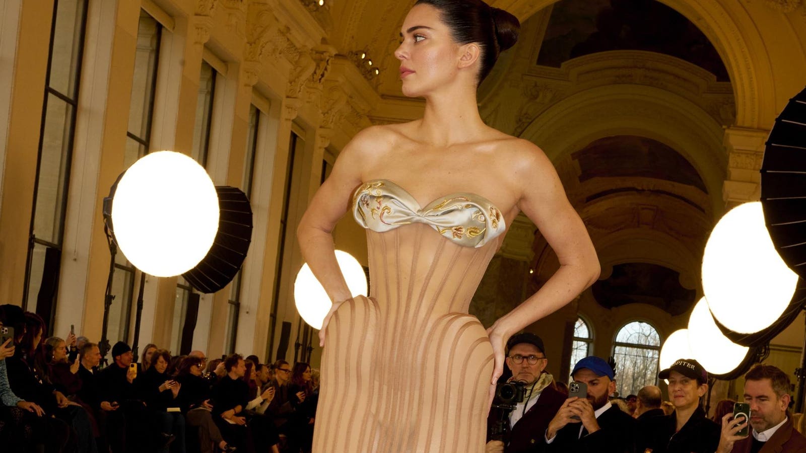 Schiaparelli memulai couture haute paris dengan pandangan cerah