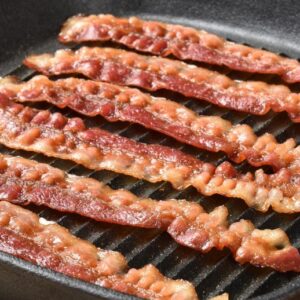 Waspada Pecinta Bacon: Daging Merah Olahan Terkait Risiko Demensia Wajan Penggorengan Bacon