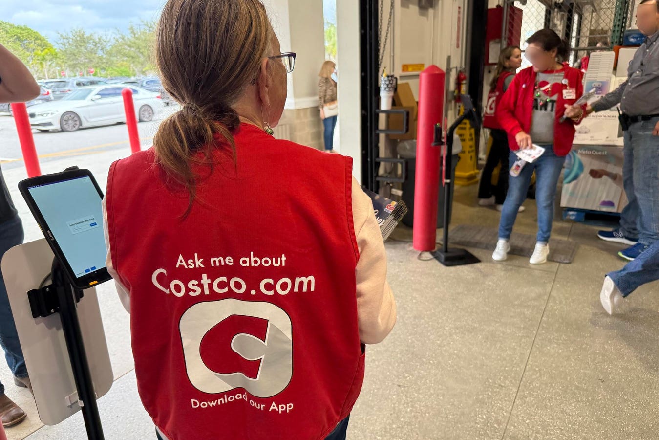 Costco menaikkan gaji menjadi lebih dari $ 30 per jam untuk karyawan non-serikat pekerja, membuat 18.000 anggota serikat menunggu