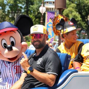 Disney beralih dari Dei untuk kembali ke misi bisnis hiburannya