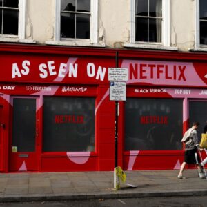 Mengapa platform konten seperti Tiktok dan Netflix beralih ke ritel