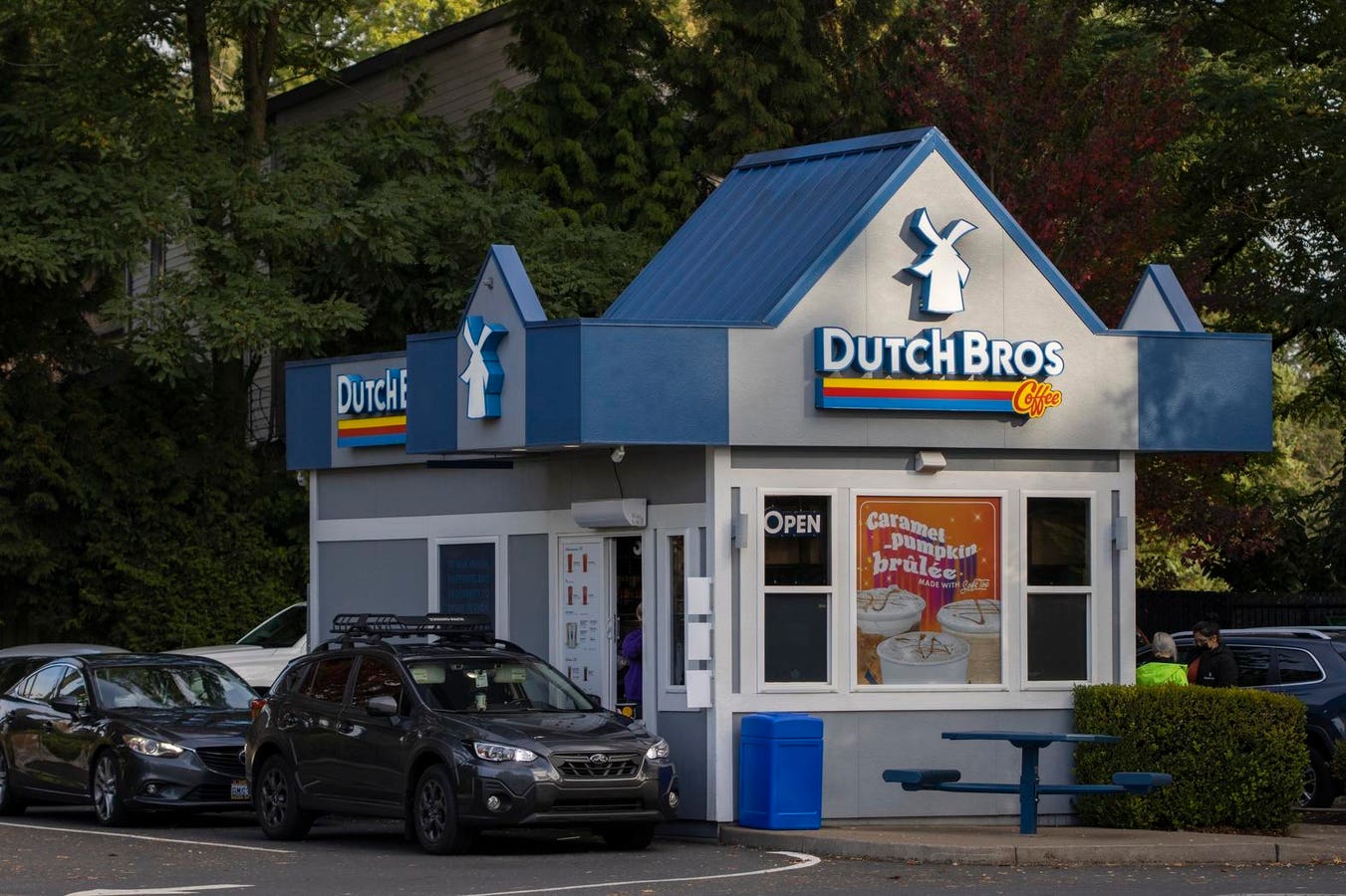 Mengapa rantai kopi drive-thru stok bros Belanda terbang tinggi