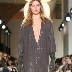 Michael Kors menyatakan bahwa seksi baru sebenarnya mengenakan pakaian