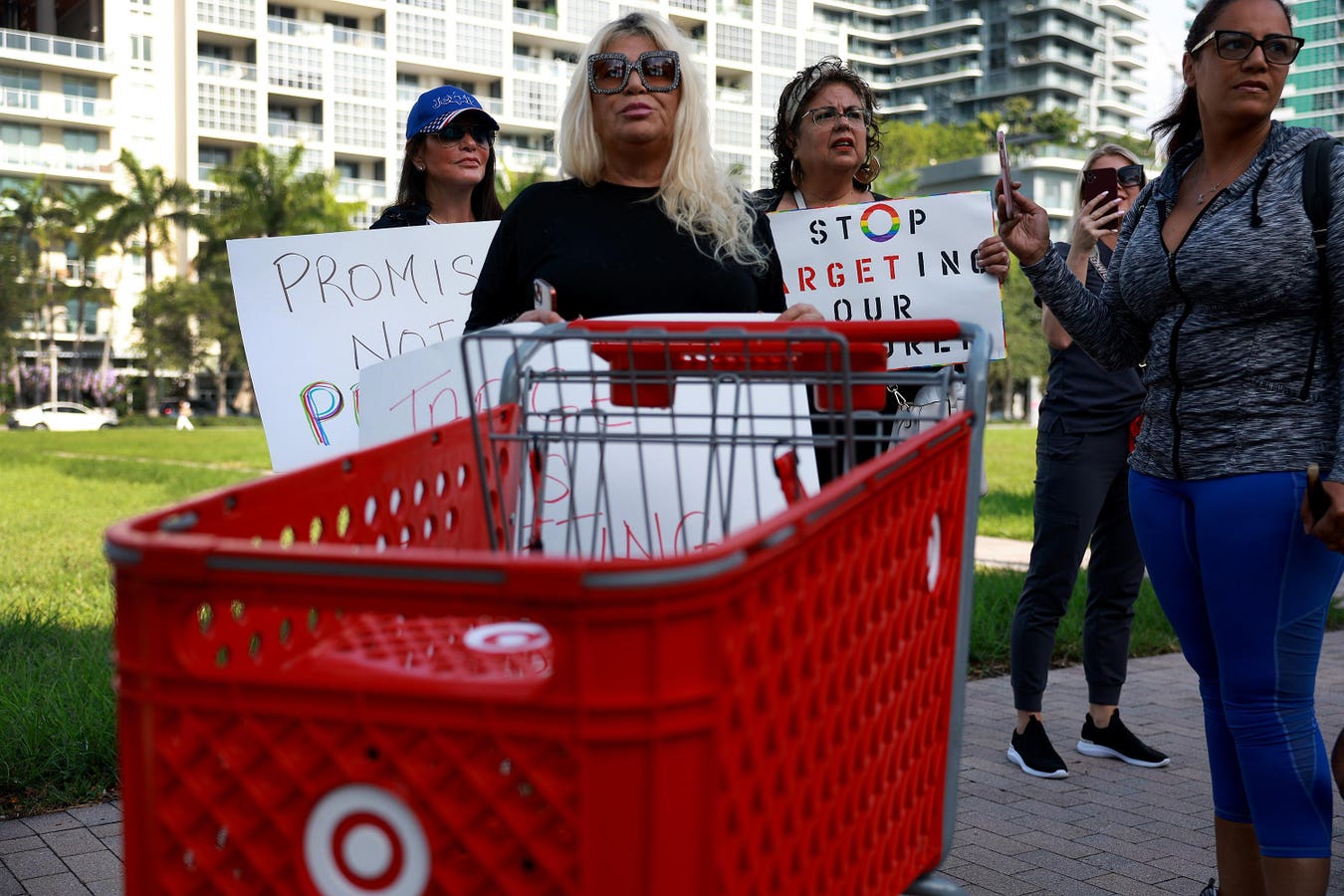 Risiko pengecer dari kebijakan DEI tumbuh setelah target dan Starbucks terpukul dengan tuntutan hukum