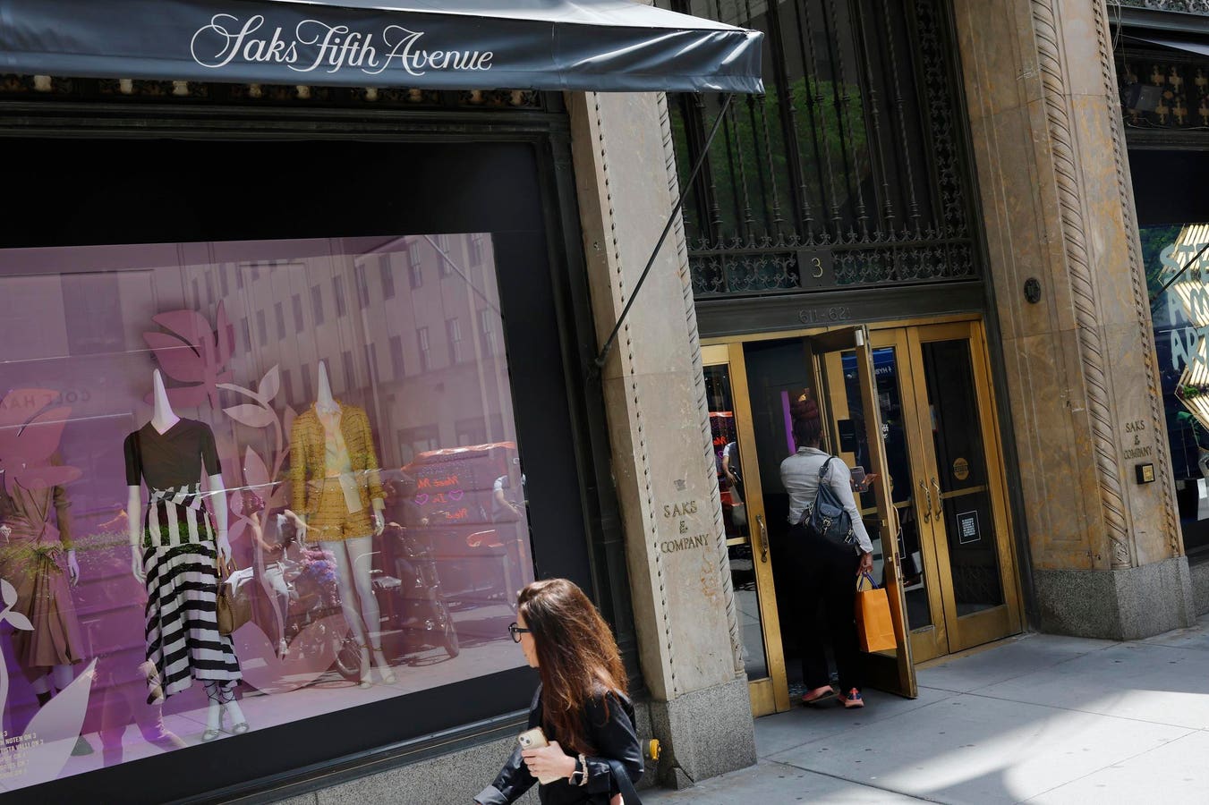Saks menutup markas Neiman Marcus dan memberi tahu pembayaran vendor akan terlambat