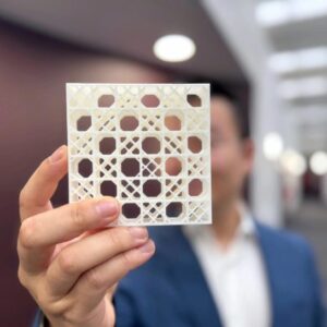 Dr Jiaming Ma memegang model cetak 3D dari desain kisi ganda tim